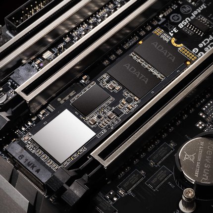 Der M.2 Slot sitzt oft oberhalb des ersten PCie-Slots .Hier hingegen befindet sich ein ADATA XPG SX8200 Pro SSM in einem Einbauort, der zwischen zwei PCIe-Slots liegt.