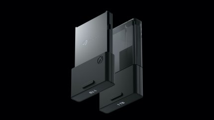 Die SSD-Erweiterung wird seitlich in das Gehäuse gesteckt.