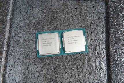 Vor etwa zwei Jahren erschienen und noch immer Top beim Preis-Leistungs-Verhältnis ist der Core i5-10400F (rechts im Bild)