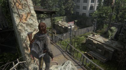Ellie klettert hinüber, um das Tor zu öffnen.