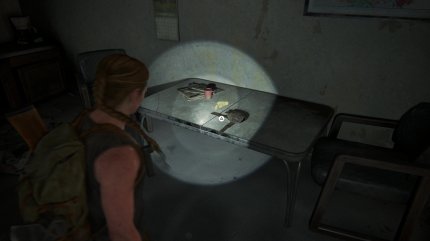 Im Gebäude nebenan liegt im Hinterzimmer ein Waffenholster.