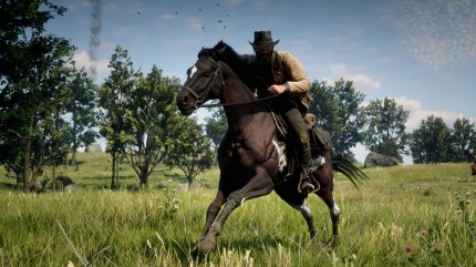 Der Spieler aus Red Dead Redemption 2 reitet auf seinem Pferd.