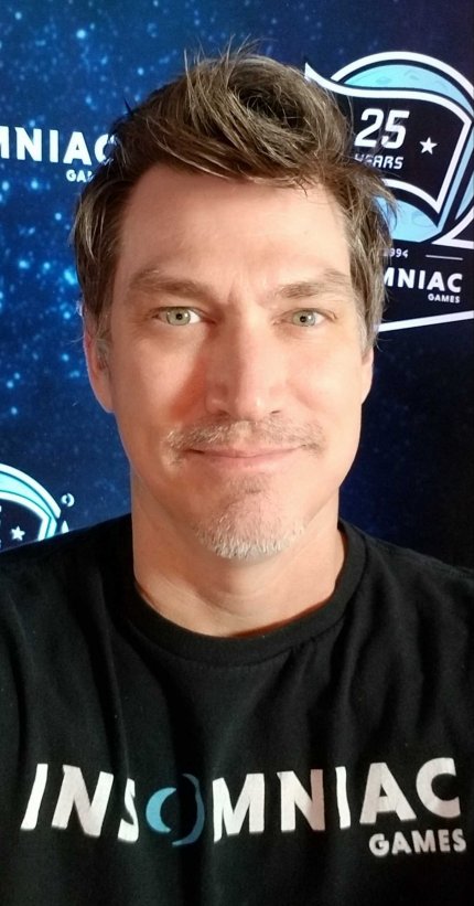 Der Creative Director war bereits Design Director beim letzten Spidey. Zuvor arbeitete er unter anderem als Creative Director für Infinity Ward an der Kampagne von Infinite Warfare und als Game Director an Rise of the Tomb Raider für Crystal Dynamics.