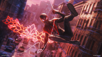 Mit Miles Morales schwingt sich direkt zum Start ein neuer Spinnenmann auf die Sony-Konsole.