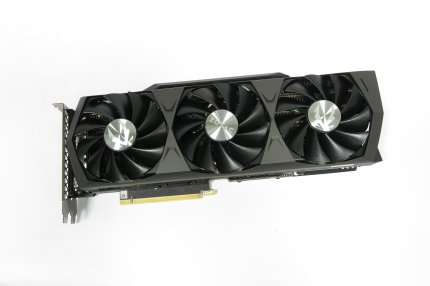 Ein besonders großes Exemplar der Nvidia GeForce RTX 3080 kommt von Zotac.