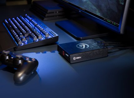 Die Elgato 4K60 S+ im Einsatz am PC - hier ist gut die Kompaktheit der Box zu sehen.