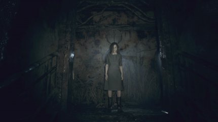 Wie es in Horror-Medien üblich ist, sind kleine Kinder grundsätzlich gruselig. Eveline ist auch so ein Satansbraten und macht Mias Job zur Hölle auf Erden.