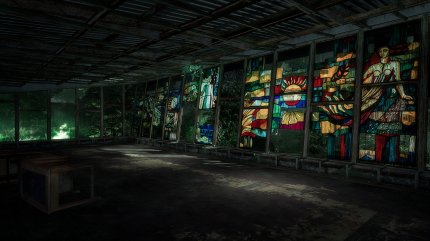 Das Café Prypjat ist eines der bekanntesten Wahrzeichen der Sperrzone. Das liegt auch an seiner beeindruckenden Mosaik-Glasfront.