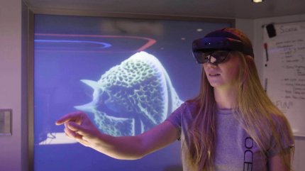 Die AR-Anwendung Microsoft Mesh dient als Kommunikationstool für HoloLens. Es verbindet also VoIP-Funktionen mit moderner AR-Technologie. Dies soll neue Möglichkeiten der Interaktion der Gesprächsteilnehmer garantieren.