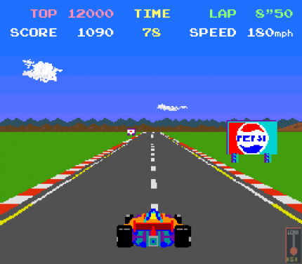 Skalierte Sprites und Third-Person-Perspektive machen Namcos Pole Position 1982 zum Hingucker. Auch bei der Vermarktung beweisen die Japaner ein gutes Händchen, wie die Pepsi-Werbetafel rechts im Bild beweist.