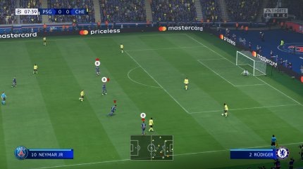 Mit einem Druck auf die R3-Taste bekommt ihr alle verfügbaren Spieler angezeigt, die ihr mit einer Bewegung des rechten Sticks anwählen könnt.