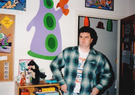Tim Schafer Mitte der 90er-Jahre in seinem Büro bei LucasArts. Beachtet die Wanddekoration!