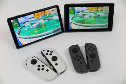 So frappierend wie beim 3DS XL ist der Größenunterschied zwischen den Bildschirmen der beiden Modelle zwar nicht, die OLED-Variante wirkt aber deutlich zeitgemäßer und ansehnlicher.