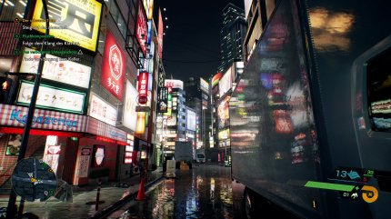 Leuchtreklamen und Spiegelungen dominieren optisch die Stadt. Da ihr immer Nachts oder bei Nebel unterwegs seid, kommt beides toll zur Geltung. Raytracing gibt's auf PS5 aber nur bei 30 Fps.&nbsp;