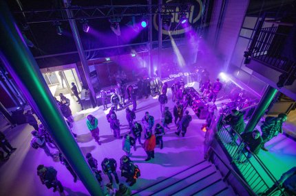 Kein natürliches Licht in den Hallen, die das Fanfest beherbergen.