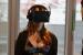 Eine Teilnehmerin probiert EVE VR mit Oculus Rift aus. 