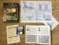 In der Box von Wing Commander (1990) befinden sich neben den Disketten Baupläne der Raumschiffe, die Spielanleitung sowie das "Bordmagazin" der TCS Tiger's Claw. In Letzterem findet man neben Infos über Charaktere und Spielwelt zwischen den Zeilen auch wichtige Hinweise über Taktiken sowie Stärken und Schwächen von Gegnern und Raumschiffen.