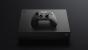Kompakt: Microsofts neue ­Power-Hardware benötigt nicht viel Platz. Sogar weniger als eine Xbox One S. Der Controller entspricht dem aktuellen Standard-Modell.