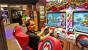 Nachdem meine Freundin mich in Mario Kart VR fertig gemacht hatte (Buuuuh!), gab es am Mario Kart Arcade GP DX-Automaten die Revanche – aber nur knapp!