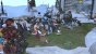 <strong>Versammlung für den Barden: Freunde und Fremde aus Final Fantasy 14 erweisen die letzte Ehre<br>
&nbsp;</strong><br>
Es war im Dezember 2014. Ein User namens „Pattmyn“ postete auf Reddit einen Beitrag über seinen Freund, der sich gerade im Krankenhaus befand. Dieser war als&nbsp;„Codex Vahlda“ im MMORPG Final Fantasy 14 bekannt und spielte einen Barden. Leider erlitt er einen Hirntod auf der Intensivstation. Sein Zustand hatte sich zuvor durch Nierenversagen massiv verschlechtert – und das, obwohl mit seinem Bruder bereits ein Spender gefunden war. „Pattmyn“ schrieb, dass Maschinen seinen Freund noch am Leben erhalten würden, damit seine Familie Abschied nehmen könne. Berührt von dieser Situation taten es Spieler auf dem Server gleich: Sie versammelten und knieten vor dem Haus der Gilde, der „Codex Vahlda“ angehörte. Die meisten von ihnen waren Fremde und hatten noch nie Kontakt zu dem Barden gehabt. Erst war es nur eine Handvoll Spieler, doch mit der Zeit wuchs die Menge derart an, dass die Grafik-Engine des Spiels Mühe hatte, Schritt zu halten. Auf anderen Servern gab es ähnliche Versammlungen. An einem Strand, der nicht weit vom Haus weg lag, veranstalteten die Spieler mit Hilfe von Zaubersprüchen ein Abschiedsfeuerwerk. Ein paar Stunden später, am 21. Dezember 2014, stellten die Ärzte die lebenserhaltenden Maschinen schließlich ab. „Pattmyn“ berichtete daraufhin im Spielforum, dass die Familie von der Aktion im Spiel erfahren hatte. Auch wenn Hunderte von Kilometern zwischen „Codex Vahlda“ und seinen Mitspielern lagen, war Final Fantasy 14 zumindest virtuell ein Ort, wo sie gemeinsam mit dieser Geste Anteilnahme zeigen konnten.<br>
 