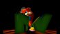 Conker teilt mit der Kettensäge das ikonische N64-Logo entzwei. Schon direkt nach Spielstart wird dadurch klar: Das hier ist kein typisches Nintendo-Spiel!