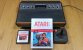 So sah das Atari VCS aus liebe Kinder! Links ein E.T. -Modul, daneben die zugehörige Packung und rechts der charakteristische CX40-Joystick. <strong> </strong>