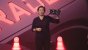Lisa Su von AMD zeigt eine der neuen Radeon RX 6000 Grafikkarten