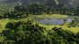 Was auf einer grünen Wiese beginnt, soll nach den Vorstellungen von John Hammond der erste Jurassic Park werden.