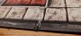 Vorsicht: Der Bedruck auf dem Brettspiel neigt leicht zu Rissen.