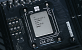 Ein Intel Core i9-14900KS steckt im Mainboardsockel