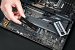 Eine Crucial P3 Plus wird in den M.2 Slot eingelegt