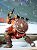 <i><strong>Ein Relikt der Jahrtausendwende:</strong> Die offizielle Diablo-II-Barbaren-Actionfigur von Blizzard im Sammlerregal, stilvoll platziert vor einem klassischen Röhrenmonitor, auf dem im Hintergrund gerade die ersten Schritte in Akt 1 laufen.</i>