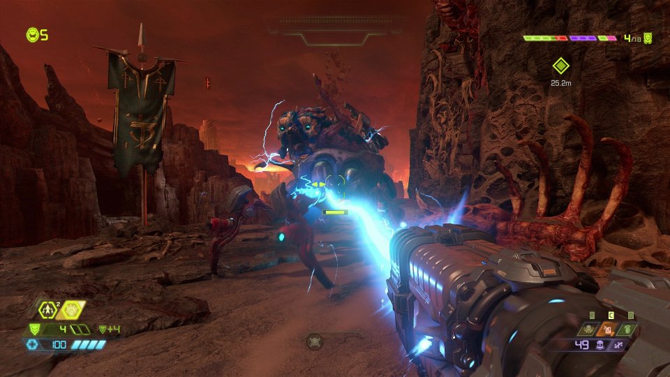Mit dem Sekundärfeuer der Plasmakanone feuern wir einen durchgängigen Strahl ab, der auch dicke Ziele wie diesen Arachnotron effektreich zum Platzen bringt.