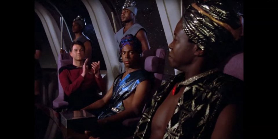 Eine sehr ungeschickte Darstellung afrikanischer Stammes-Klischees, kombiniert mit den unangenehmsten Vorurteilen ergibt die Folge „Der Ehrencodex“. <br> &nbsp;