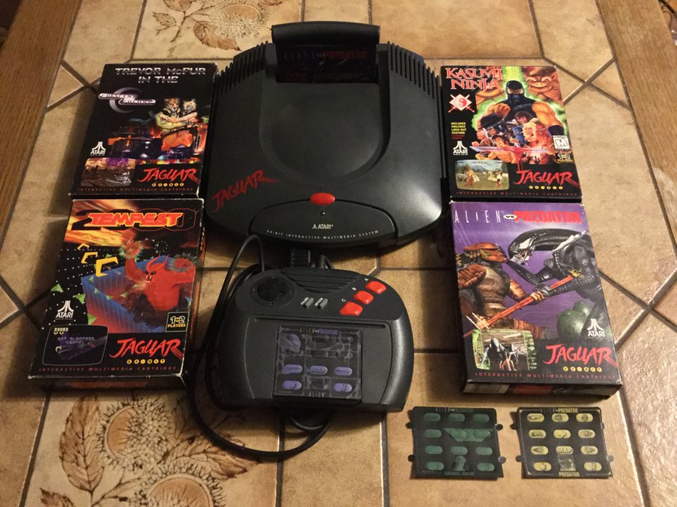 In den hübsch gestalteten Atari-Jaguar-Packungen schlummerten neben dem Modul und der Anleitung oftmals kleine Pappkärtchen. Diese klemmte man über die kleine Tastatur des Joypads und konnte anhand der Symbole auf den ersten Blick erkennen, welche Taste welche Funktion auslöste.