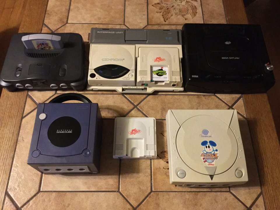 Diese Konsolen waren zwar keine echten Flops, galten jedoch in Sachen Verkaufszahlen als Enttäuschungen oder hatten nie die Chance, sich vollends zu entfalten. In der oberen Reihe befinden sich das Nintendo 64, die japanische PC Engine und ein Sega Saturn. Darunter tummeln sich der Gamecube, die PC Engine Mini und die Dreamcast.