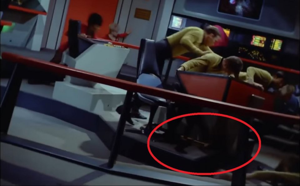 Der Treffer war so stark, dass sich die Navigationskonsole verabschiedet! Das Ganze passiert zwar unfreiwillig, doch die Schauspieler waren danach bestimmt wieder wach.
