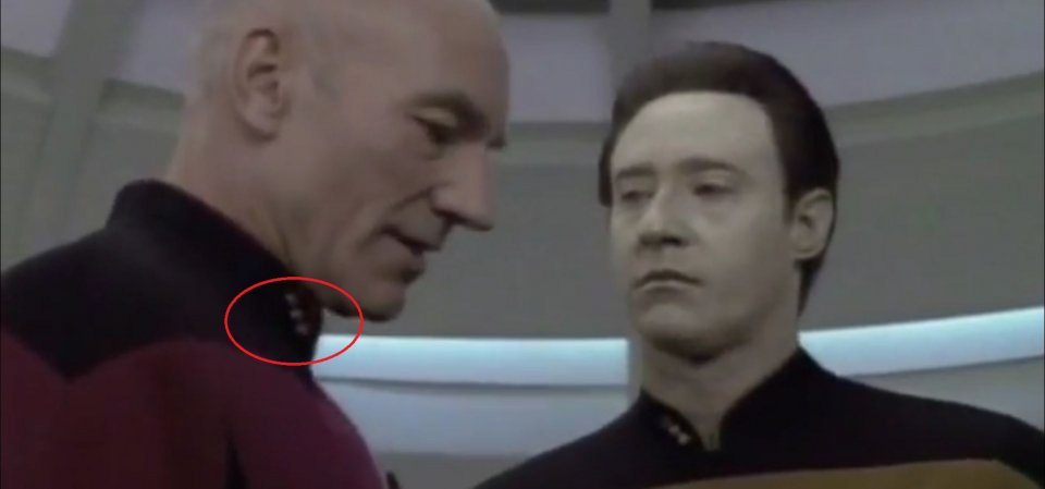 Da hat jemand bei der Garderobe nicht aufgepasst: Captain Picard wurde von einem Captain zu einem Commander degradiert. Derartige Fehler sind häufig, fallen aber nur besonders guten Beobachtern auf.