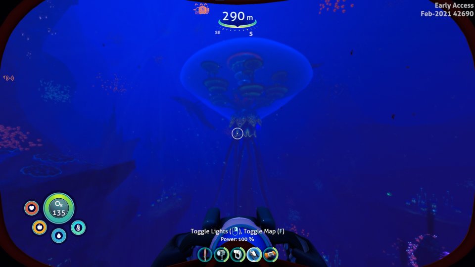 Die riesige Qualle im Vordergrund ist ein absolut friedlicher Leviathan, der euch Zuflucht für größere Räuber bietet... wie dem Schatten im Hintergrund. Wenn ihr ein Celicerate seht, schwimmt um euer Leben!