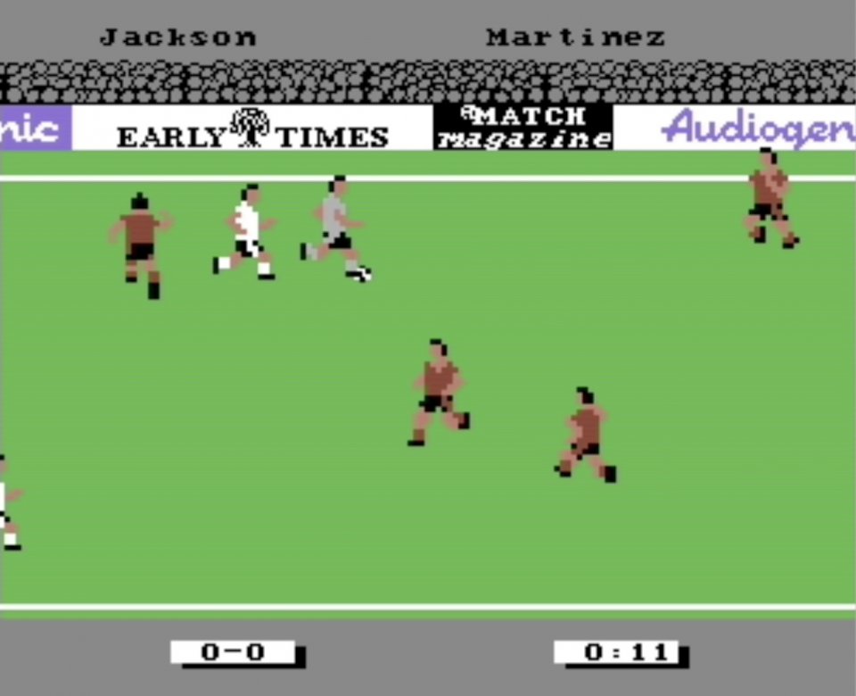 Die optischen Ähnlichkeiten zu International Soccer sind unverkennbar, doch rein spielerisch betrachtet könnte Emlyn Hughes International Soccer (1988, hier in der C64-Version) kaum unterschiedlicher sein.<br> &nbsp;
