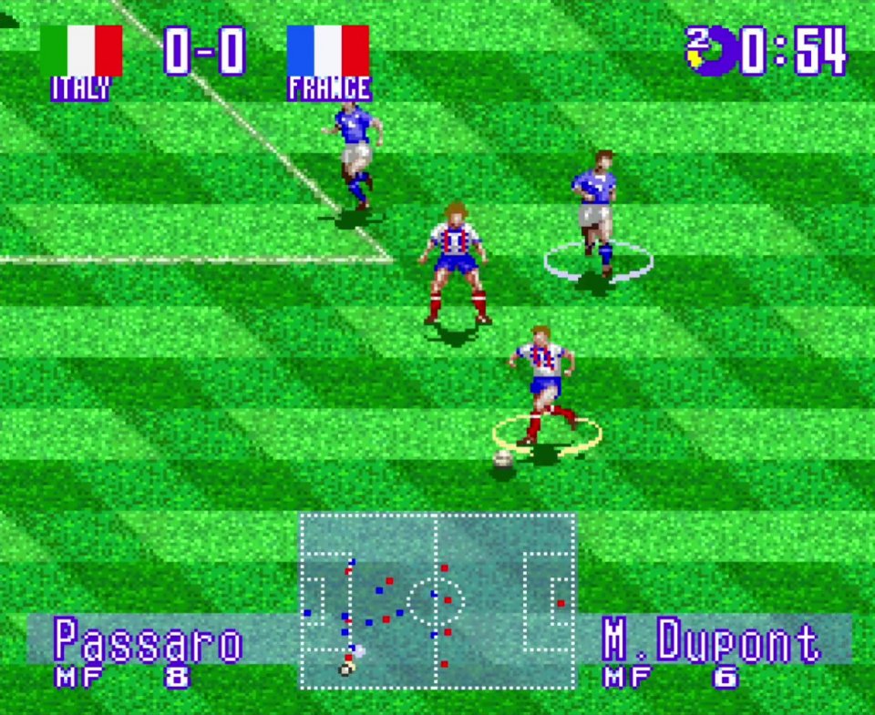 Verspielte Animationen, eine exzellente Mischung aus Spielbarkeit und Komplexität sowie unzählige Optionen machten International Superstar Soccer Deluxe 1995 zum Genre-König.<br> &nbsp;