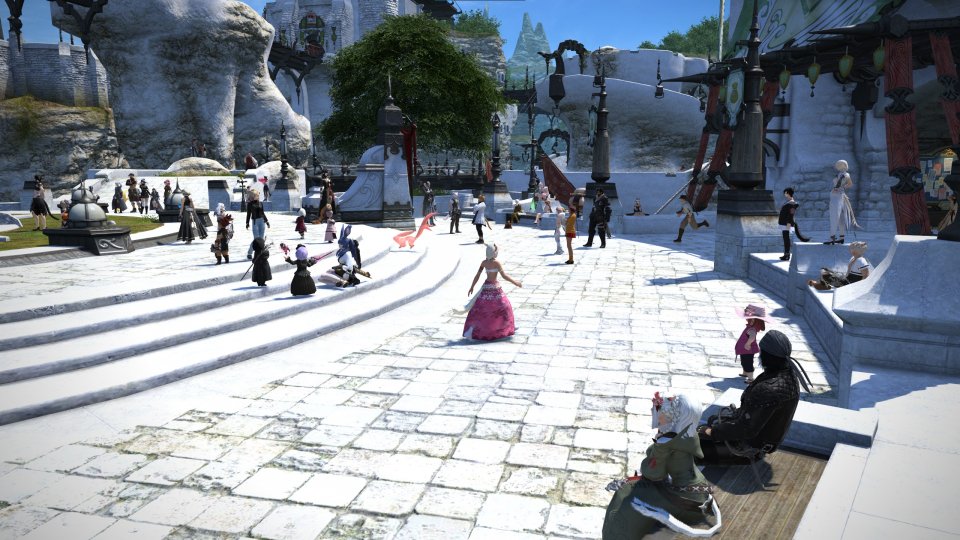 Das Sounddesign von FFXIV sucht seinesgleichen. In Städten schwillt ein Hintergrundgemurmel an, wenn sich mehrere Spieler wie hier auf einem Fleck aufhalten. Die vielen kleinen Details lassen die Welt deutlich lebendiger als Azeroth erscheinen.