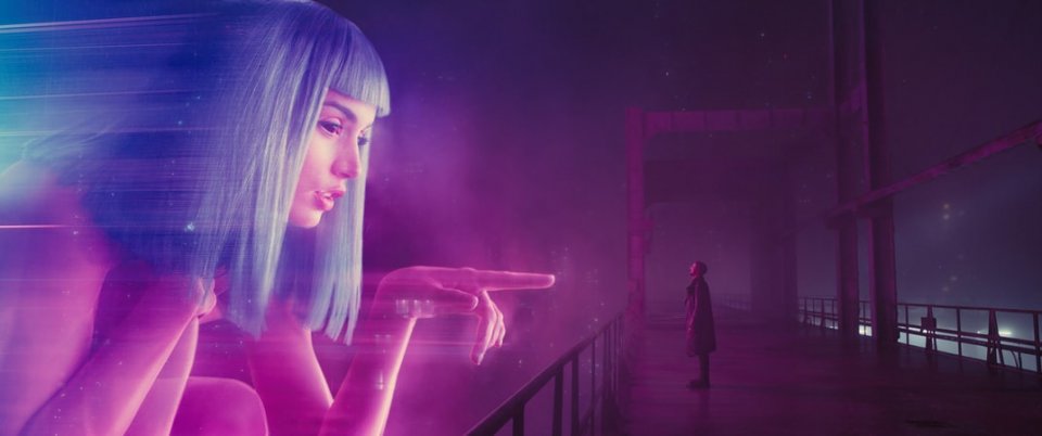 <strong>Villeneuve schreibt (mal wieder) Kinogeschichte: </strong>Auch, wenn Blade Runner 2049 finanziell, ähnlich wie es beim Original von Ridley Scott der Fall war, als Misserfolg gilt, ist der Sci-Fi-Streifen mit Ryan Gosling und Harrison Ford ein Meisterwerk und ein audiovisueller Genuss für Cineasten.