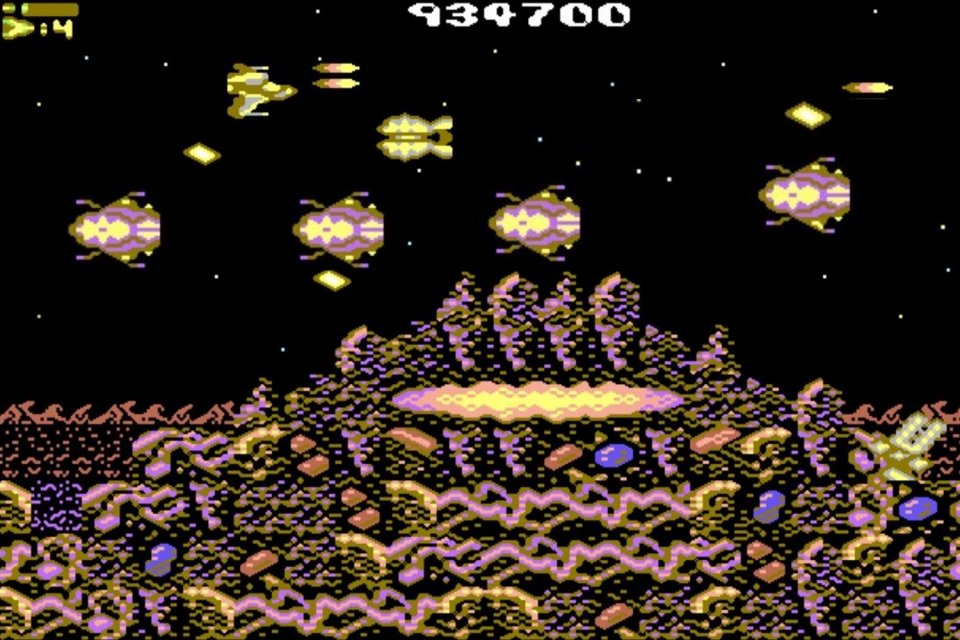 Die Levels von Soul Force bieten grafisch eine Menge Abwechslung. Hier dübelt mein Raumschiff über einen Vulkan hinweg.
