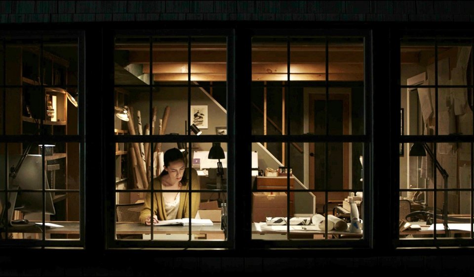 Das Ehepaar Beth und Owen ist Hals über Kopf verliebt und baut seit vielen Jahren am eigenen kleinen Heim, einem wunderschönen Traumhaus am See. Doch eines Nachts erschießt sich Owen überraschend und hinterlässt Beth mit jeder Menge Trauer, Verzweiflung und einer mysteriöse Botschaft, die alles auf den Kopf stellt.