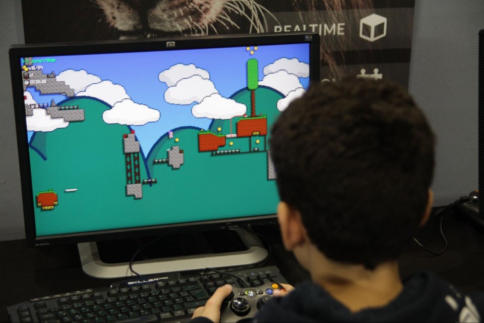 Ein Spieler, welcher das Spiel “The Misadventures of Denniz &amp; Diana” spiel.&nbsp;