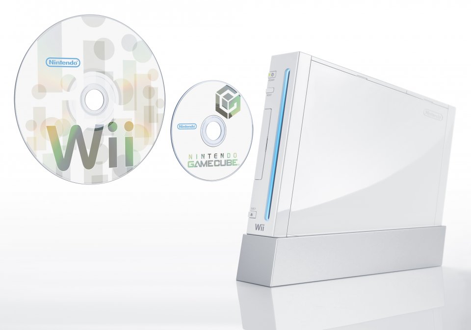 Ähnlich wie PlayStation 3 und Xbox 360 konnte man auch die Nintendo Wii wahlweise aufstellen oder hinlegen. Die Konsole passt aufgrund ihrer schlanken Abmessungen problemlos in jeden TV-Schrank.