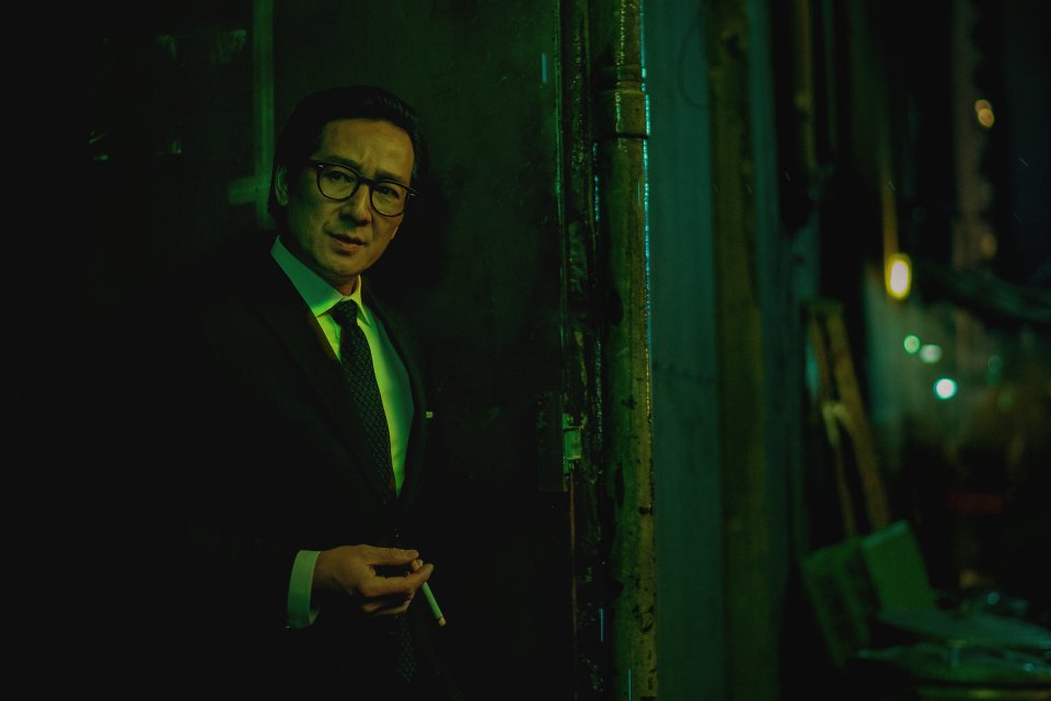 Waymond (Ke Huy Quan) in einer Parallelwelt, die an die Filme von Wong Kar-Wai erinnert.