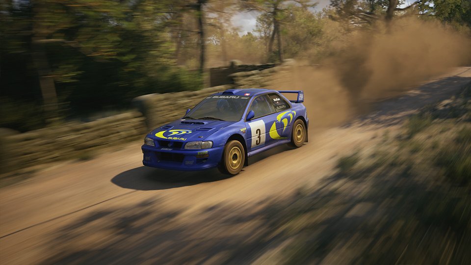 Ein Subaru Impreza fährt über eine Offroad-Strecke.