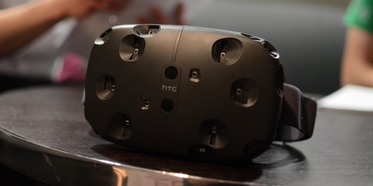 Durch die freie Bewegung im Raum erinnert HTC Vive noch am ehesten an Holodecks. Alle anderen Systeme zwingen einen zum ruhigen Sitzenbleiben.